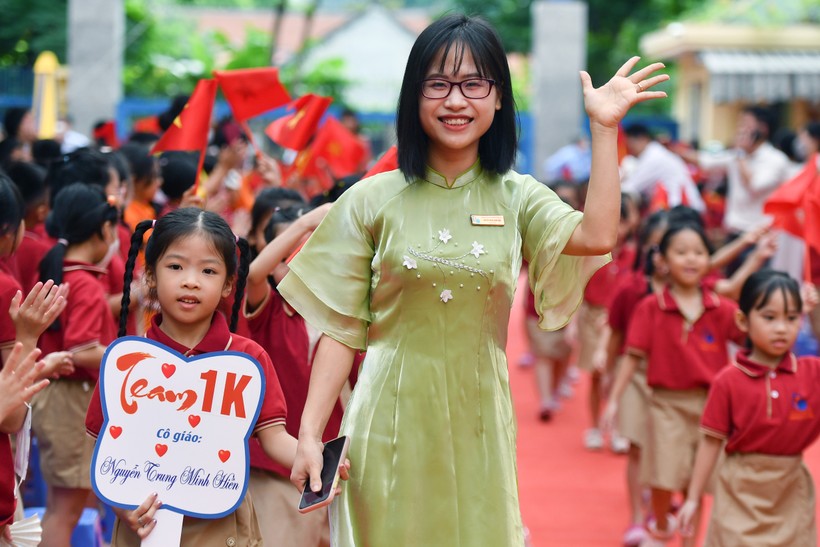 Cô và trò Hà Nội trong ngày khai giảng năm học 2022 - 2023. Ảnh minh họa: ITN