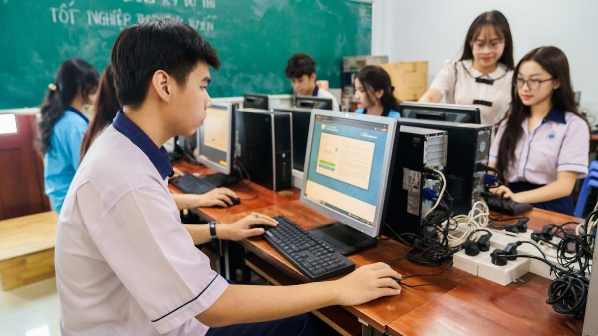 Trước khi đăng ký dự thi tốt nghiệp THPT 2024, thí sinh cần chuẩn bị giấy tờ gì?