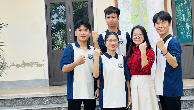 Cô Nguyễn Thị Duyên - Trường THPT Nguyễn Văn Trỗi (huyện Lộc Hà, tỉnh Hà Tĩnh) cùng học trò của mình. Ảnh NVCC.