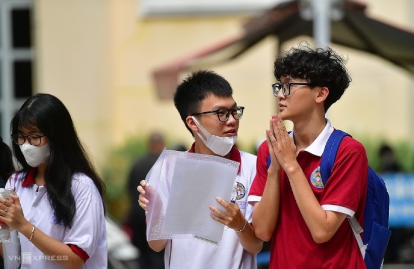 Thí sinh tại điểm thi trường THPT Trần Đại Nghĩa, quận 1, chiều 26/6. Ảnh: Thanh Tùng