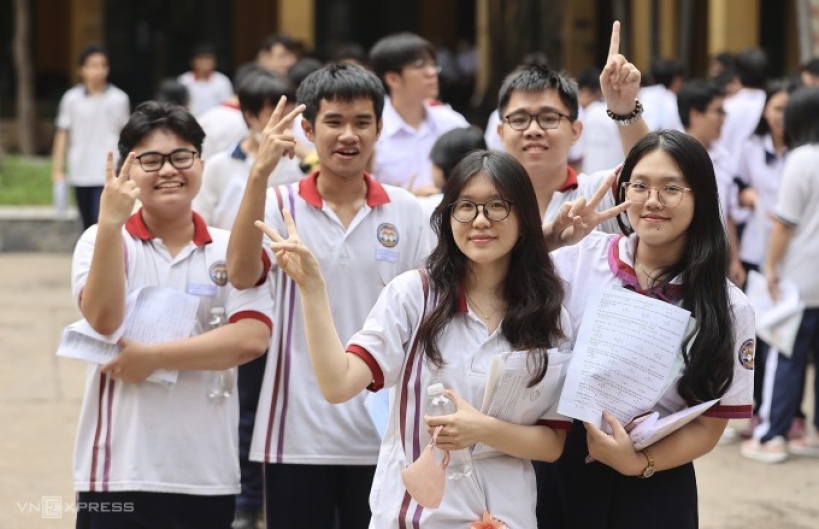 Thí sinh dự thi tại trường THPT Trưng Vương, TP HCM, ngày 27/6. Ảnh: Quỳnh Trần