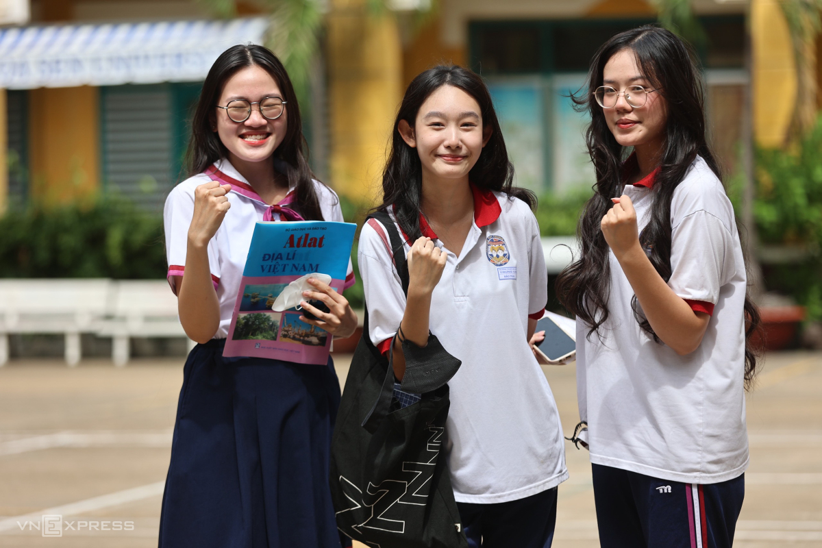 Thí sinh có mặt tại điểm thi trường THPT Trưng Vương (quận 1, TP HCM) để làm thủ tục thi tốt nghiệp.