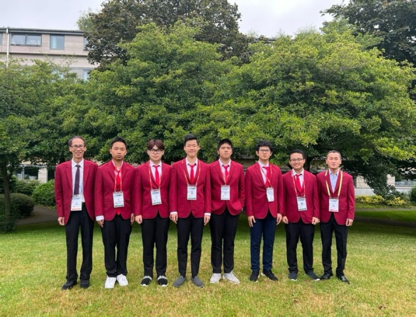Từ trái sang phải: Thầy Lê Bá Khánh Trình (Phó trưởng đoàn), em Tạ Đức Anh, em Phạm Trần Minh Đức, em Nguyễn Đăng Dũng, em Nguyễn Văn Hoàng, em Trần Duy, em Trần Minh Hoàng, thầy Nguyễn Chu Gia Vượng (Trưởng đoàn).