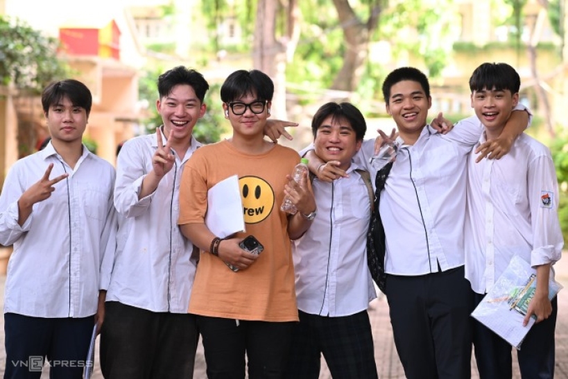 Học sinh Hà Nội hoàn thành kỳ thi tốt nghiệp THPT 2024. Ảnh: Giang Huy