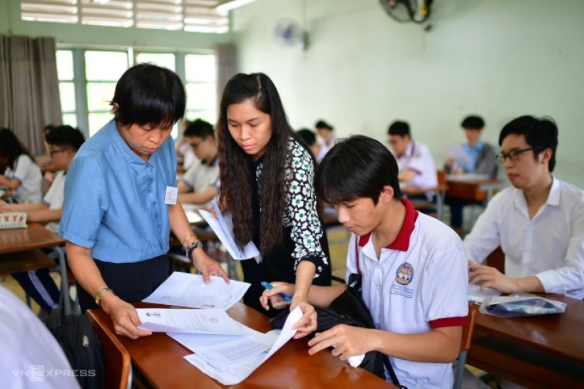 Thí sinh TP HCM làm thủ tục dự thi tốt nghiệp THPT 2024, ngày 26/6. Ảnh: Thanh Tùng