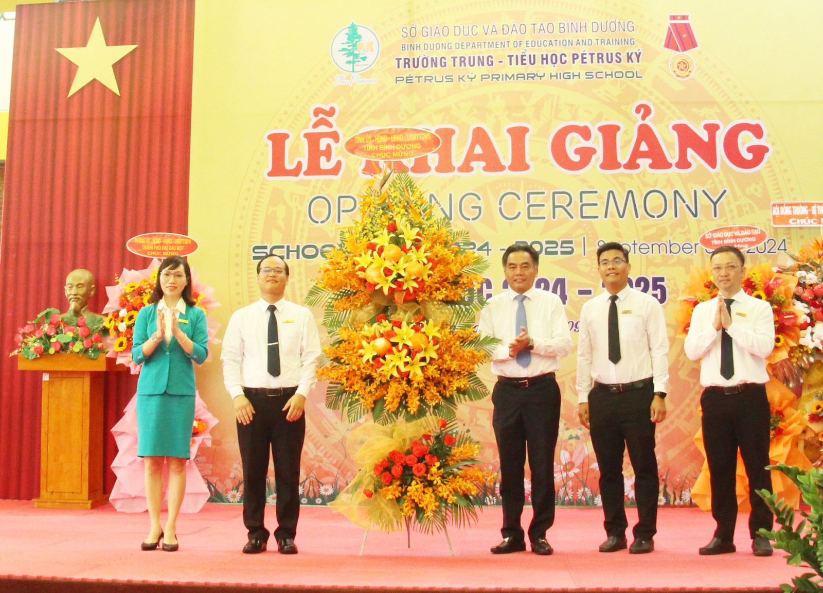 Ông Nguyễn Lộc Hà, Ủy viên Thường vụ Tỉnh ủy, Phó Chủ tịch UBND tỉnh tặng hoa chúc mừng trường Trung - Tiểu học Pétrus Ký