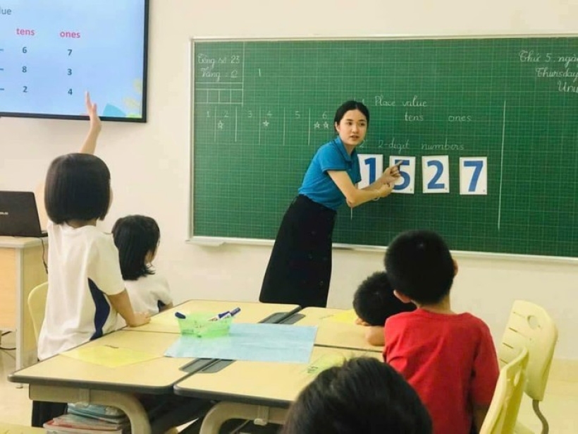 Giáo viên và học sinh Trường Tiểu học, Trung học cơ sở, Trung học phổ thông Albert Einstein (Hà Tĩnh) trong tiết học Toán bằng tiếng Anh. Ảnh: NTCC.