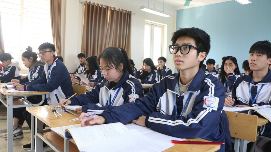 Học sinh Trường THPT Hoài Đức C (Hà Nội) trong giờ ôn tập Ngữ văn chuẩn bị kiểm tra cuối học kỳ I.