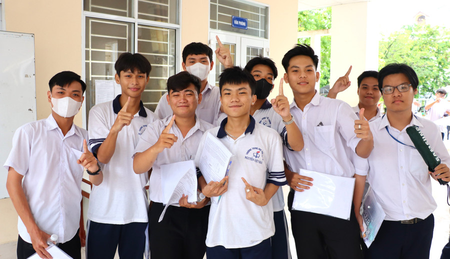 Thí sinh hào hứng chụp ảnh sau buổi thi.