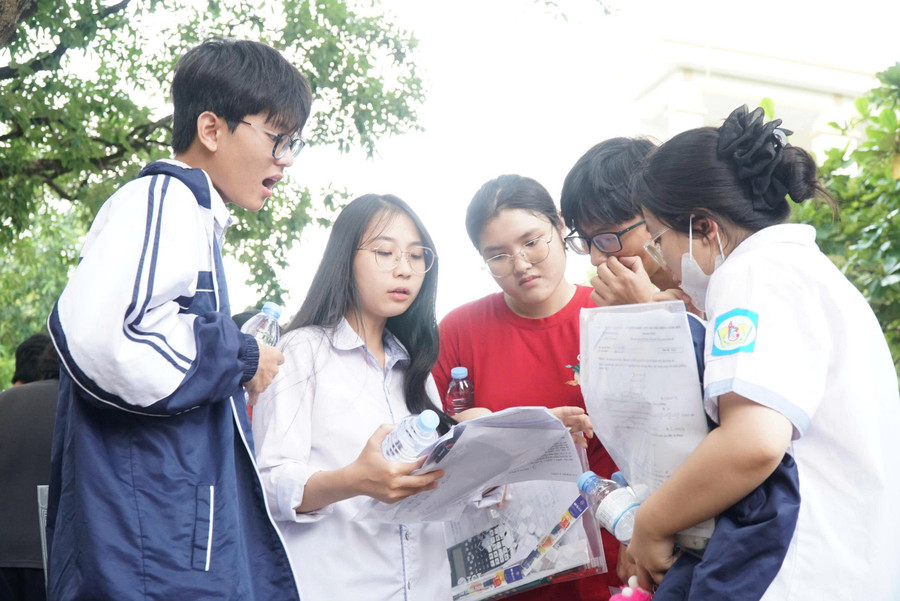 Thí sinh tham dự Kỳ thi tốt nghiệp THPT tại Nghệ An. Ảnh: Hồ Lài