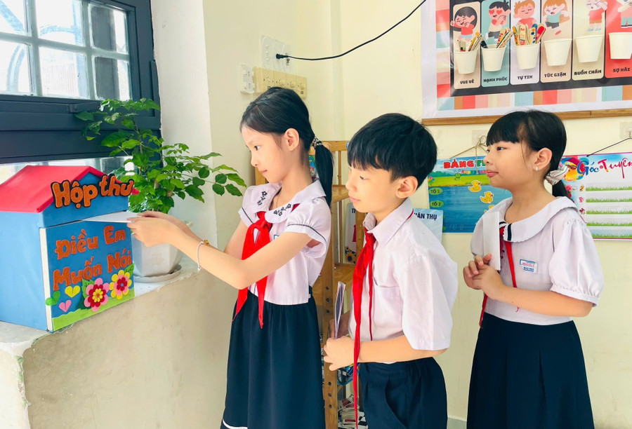 Học sinh Trường Tiểu học Hoàng Văn Thụ, phường Hải Châu, TP Đà Nẵng bày tỏ mong muốn, góp ý với nhà trường qua hộp thư Điều em muốn nói. Ảnh: NTCC
