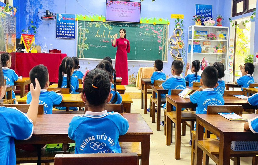 Cô Lê Thị Phương Châu và học sinh Trường Tiểu học An Cựu (TP Huế) trong giờ học.