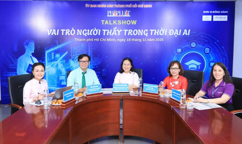Các thầy cô tham dự talkshow “Vai trò người thầy trong thời đại AI” do báo Pháp Luật TP.HCM tổ chức. Ảnh: NGUYỆT NHI