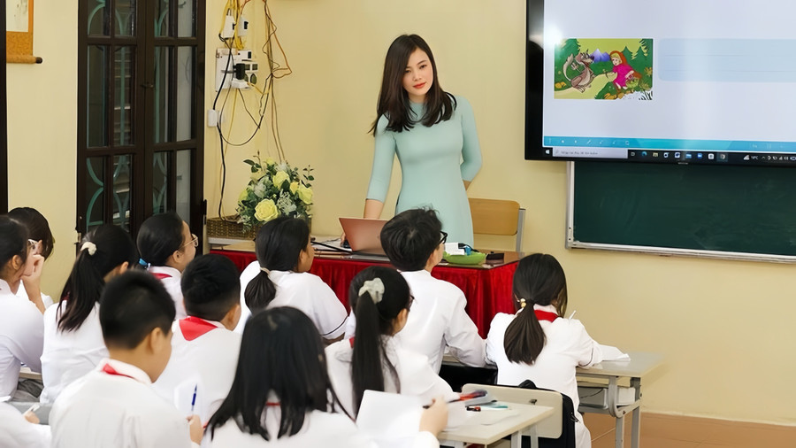 Tiết học ứng dụng CNTT tại Trường THCS Trần Đăng Ninh (Nam Định, Ninh Bình). Ảnh: NTCC