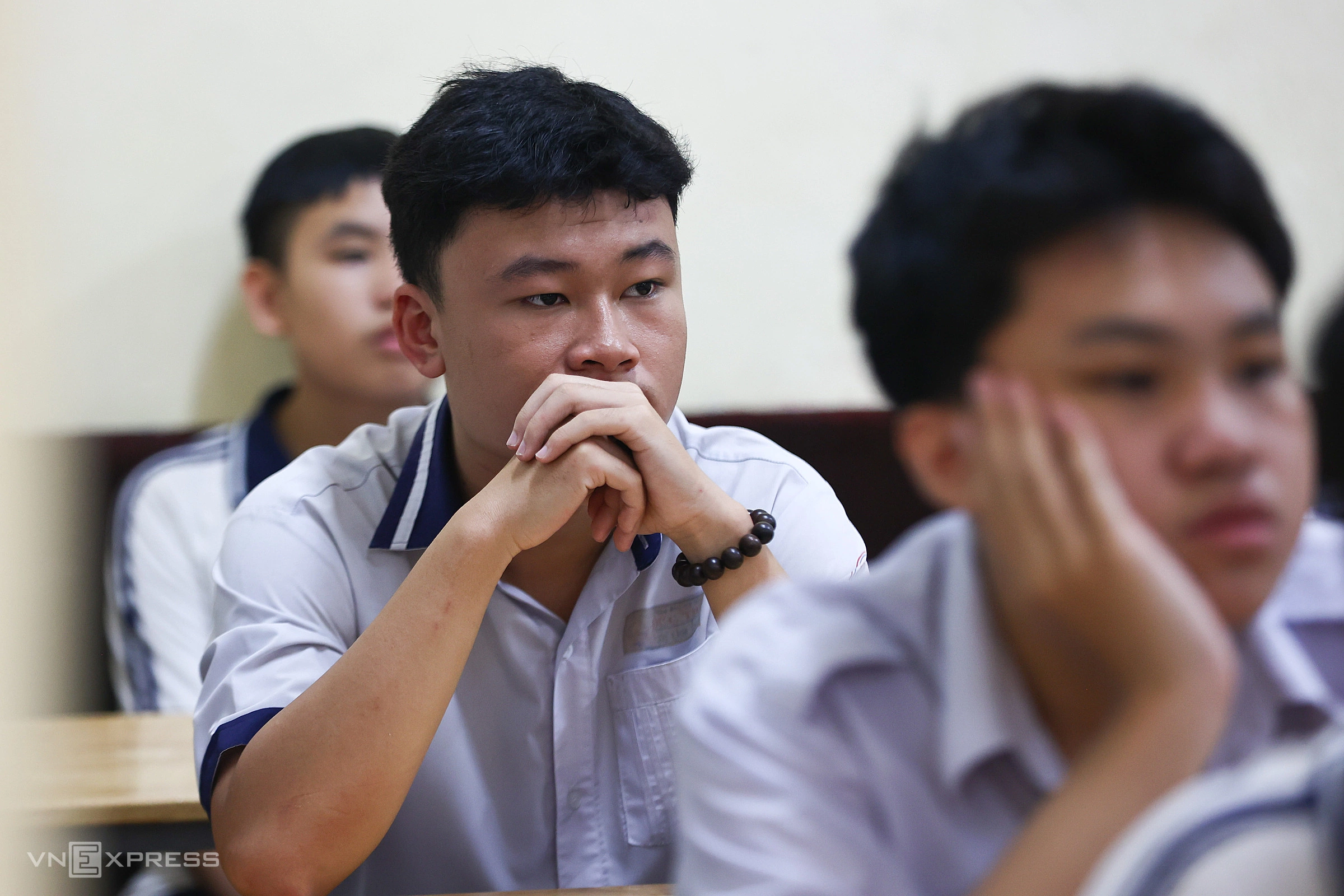 Thí sinh dự thi lớp 10 công lập TP HCM tại điểm thi THPT Trưng Vương, tháng 6/2025. Ảnh minh họa: Quỳnh Trần