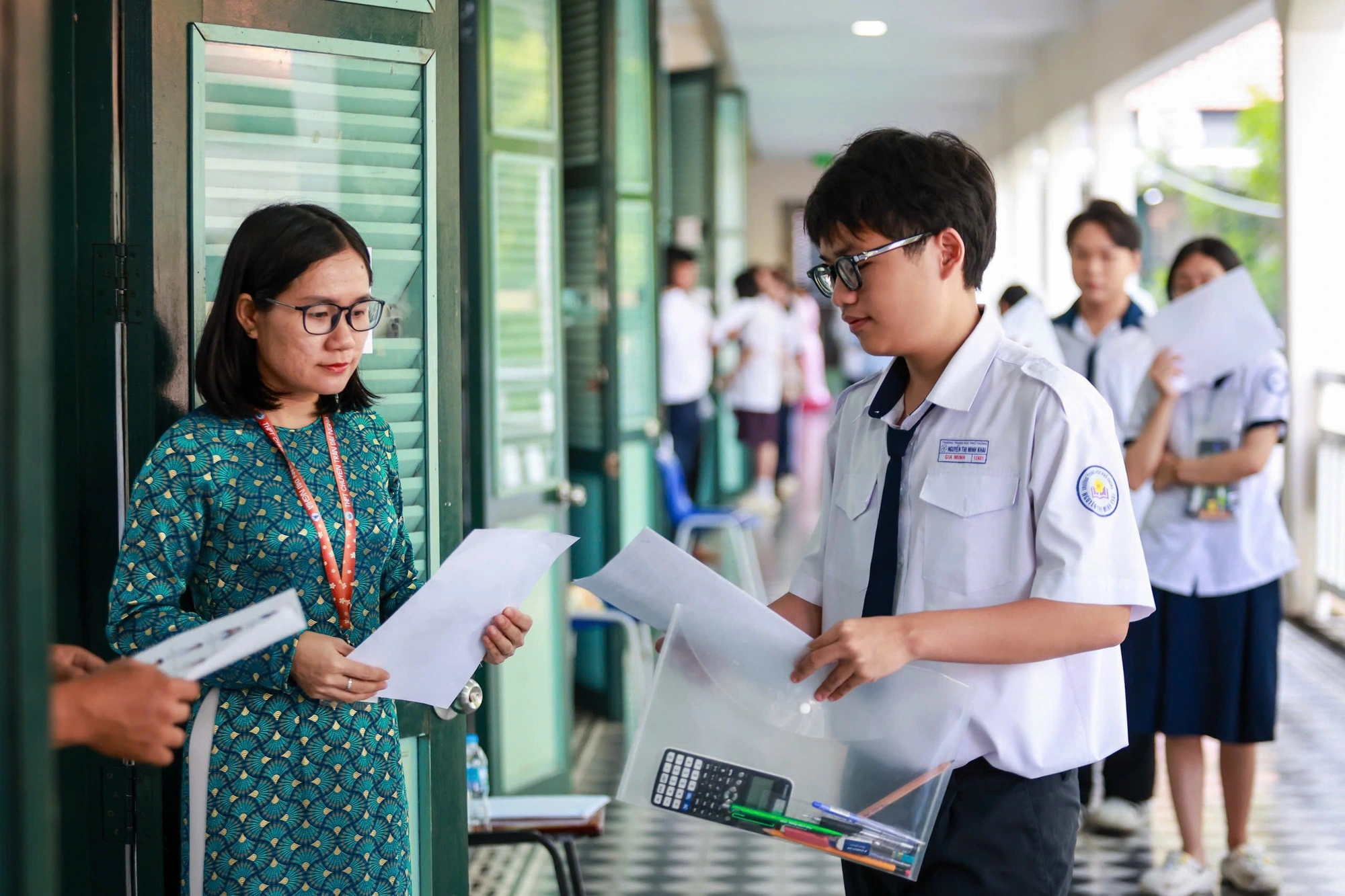 Thí sinh điểm thi Trường THPT Lê Quý Đôn (P.Xuân Hoà, TP.HCM) vào phòng thi sáng nay  ẢNH: NHẬT THỊNH