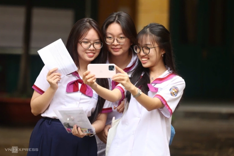 Thí sinh TP HCM làm thủ tục thi tốt nghiệp tại trường THPT Trưng Vương, chiều 9/6. Ảnh: Quỳnh Trần