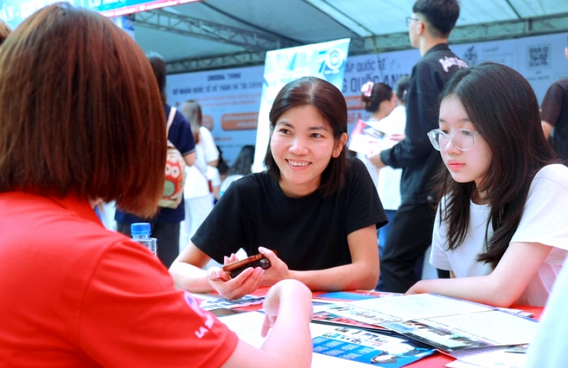 Thí sinh và phụ huynh tìm hiểu thông tin tuyển sinh đại học tại Ngày hội lựa chọn nguyện vọng xét tuyển 2026 do Báo điện tử Tuổi Trẻ tổ chức - Ảnh: NHẬT QUANG