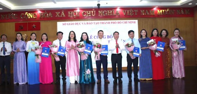 Sở GD-ĐT TPHCM trao quyết định điều động, bổ nhiệm lãnh đạo phòng ban, hiệu trưởng các trường