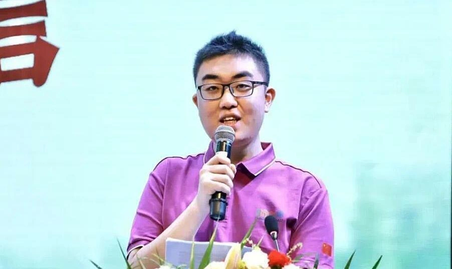 Đặng Lạc Ngôn giao lưu tại trường cũ sau khi giành huy chương vàng IMO, tháng 8/2025.