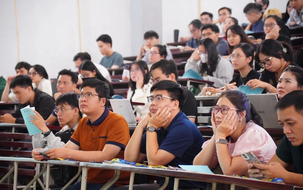 Học viên cao học trường Đại học Khoa học Tự nhiên TP HCM sinh hoạt đầu khóa, tháng 12/2025.