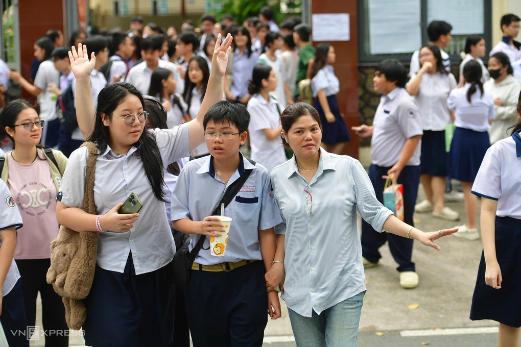 Thí sinh và phụ huynh trong kỳ thi lớp 10 ở TP HCM, tháng 5/2026. Ảnh minh họa: Thanh Tùng