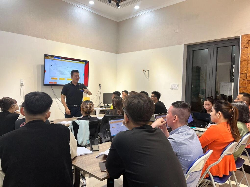 Lớp học tiếng Anh kết hợp kiến thức nền tảng và luyện thi chứng chỉ.
