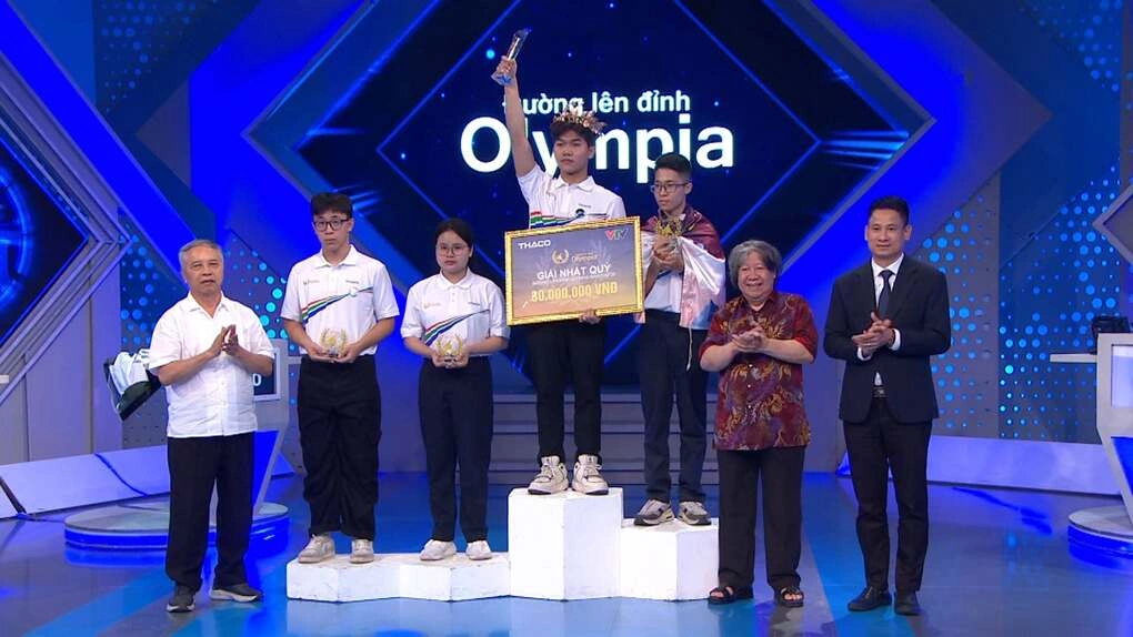 4 thí sinh trong trận chung kết quý III Đường lên đỉnh Olympia nhận giải thưởng chung cuộc.