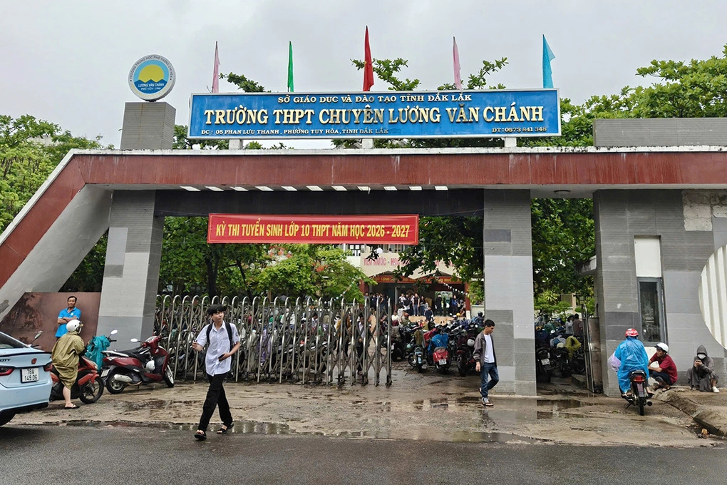 Cổng trường THPT chuyên Lương Văn Chánh.