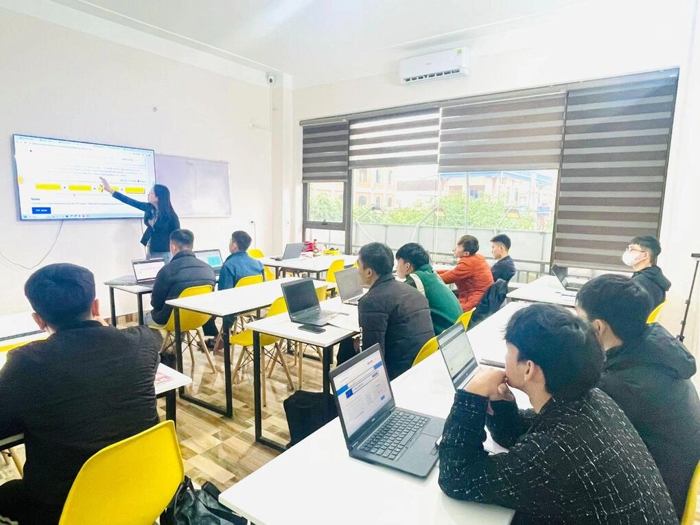 Học viên tham gia lớp học tiếng Anh theo lộ trình cá nhân hóa tại Magic English.