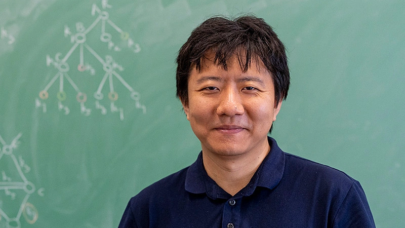 Chủ nhân Fields gần như 'kiệt sức' khi giải bài toán thế kỷ