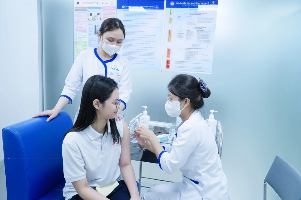 Trẻ được phụ huynh đưa đi tiêm vaccine phòng bệnh trước năm học mới tại VNVC.