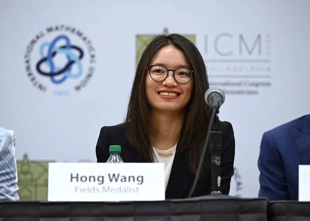 Wang Hong tại họp báo sau lễ trao giải Fields, hôm 23/7.