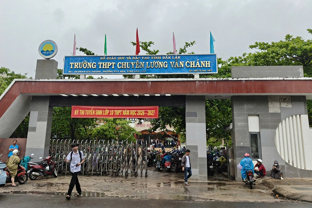 Cổng trường THPT chuyên Lương Văn Chánh.