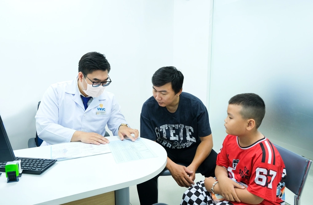 Phụ huynh đang được bác sĩ VNVC tư vấn tra cứu lịch sử và cấp xác nhận tiêm chủng cho trẻ.