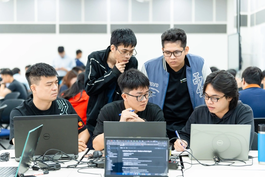 Học viên giải quyết bài toán thực tế trong khóa học.