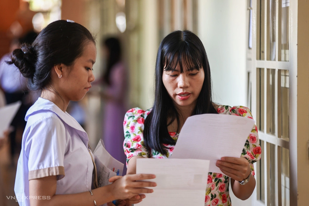 Giám thị gọi thí sinh vào phòng thi lớp 10 ở TP HCM, tháng 6/2025. Ảnh minh họa: Quỳnh Trần