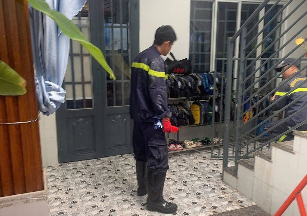 Cảnh sát vây bắt rắn ở trường Mầm non Học viện Trẻ thơ, sáng 5/8.