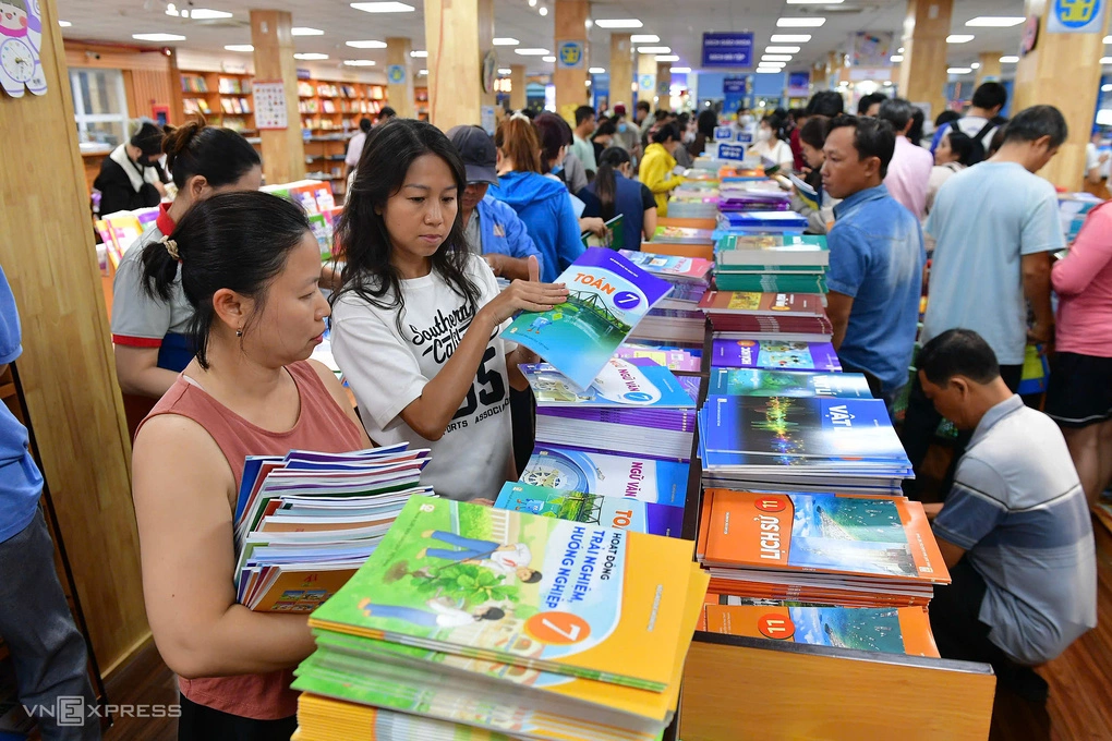 Phụ huynh, học sinh chen chân mua sách giáo khoa tại Nhà sách và Thiết bị Trường học Nguyễn Tri Phương, TP HCM, chiều 19/8/2026.