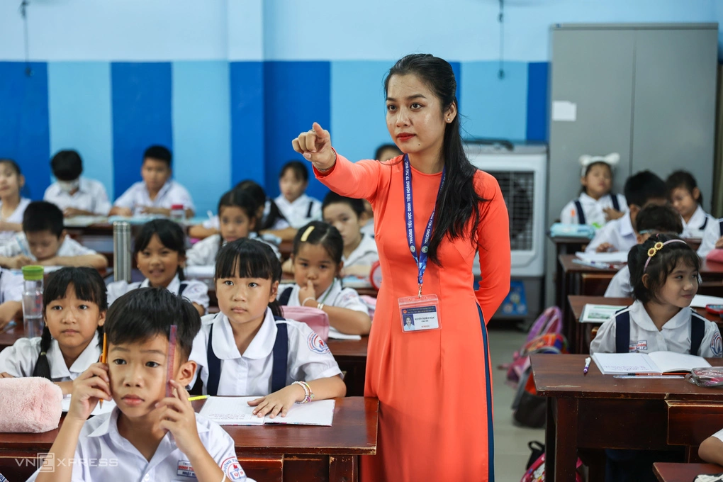 Học sinh và giáo viên trường Tiểu học Đinh Tiên Hoàng, TP HCM, tháng 9/2023.