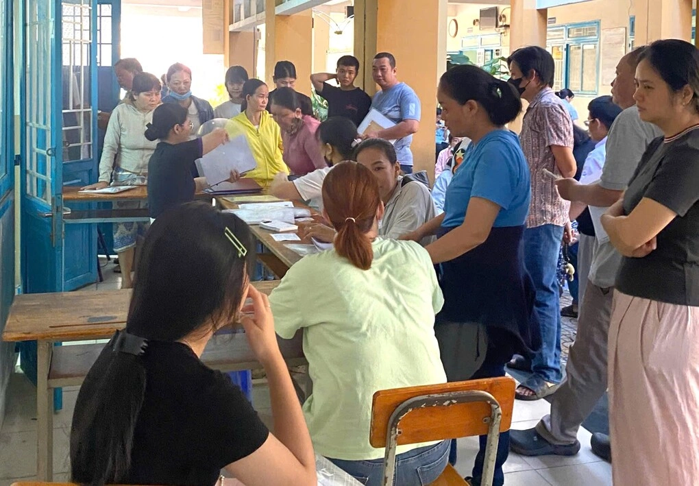 Phụ huynh chờ nộp hồ sơ ở Trung tâm GDNN-GDTX quận Tân Bình, hồi tháng 7.
