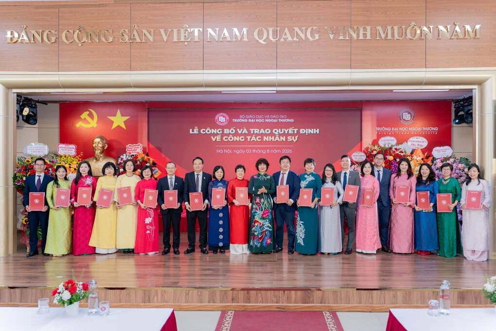 PGS. TS Phạm Thu Hương (giữa) trao quyết định bổ nhiệm cho trưởng, phó các trường trực thuộc, sáng 3/8.