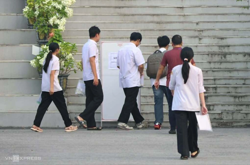 Thí sinh ở trường chuyên Tuyên Quang sau khi hoàn thành bài thi môn Toán, chiều 14/8.