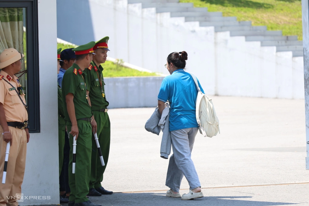 Thí sinh làm thủ tục thi tốt nghiệp ở trường chuyên Tuyên Quang, chiều 13/8.