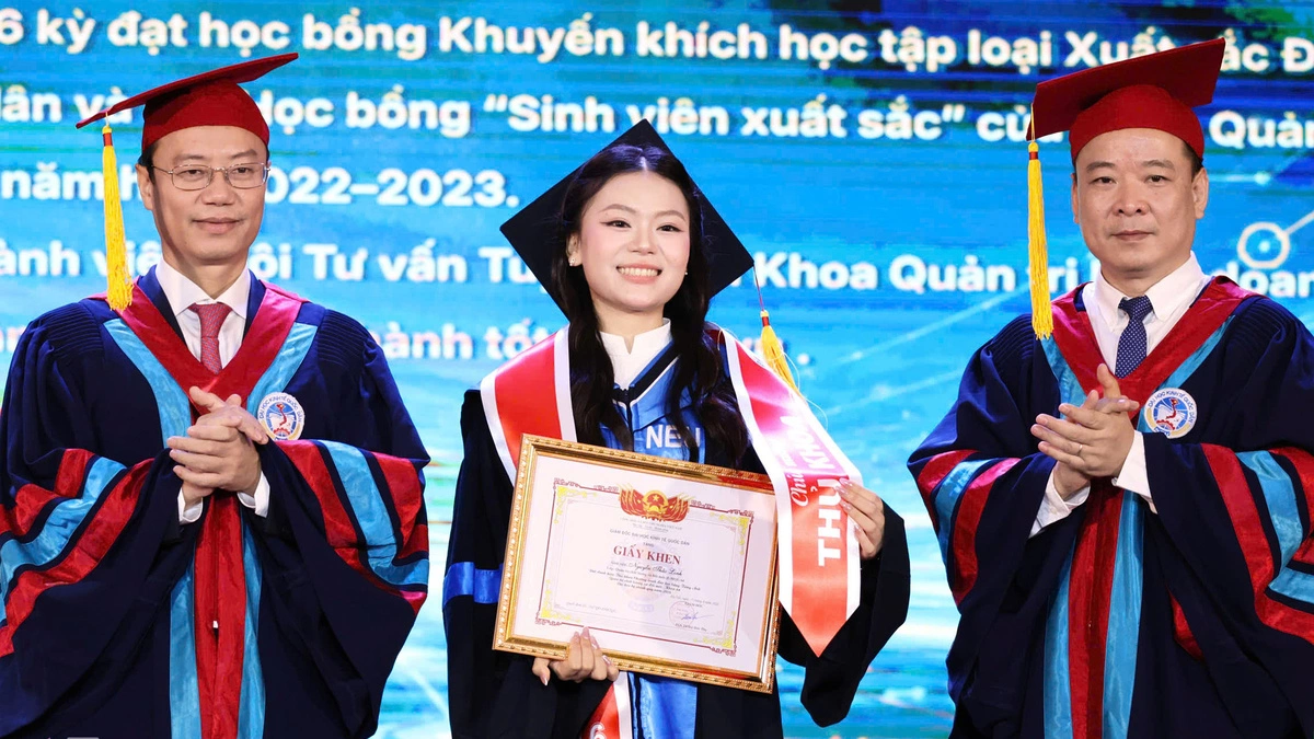 Kỷ lục 17 sinh viên Kinh tế Quốc dân tốt nghiệp điểm tuyệt đối