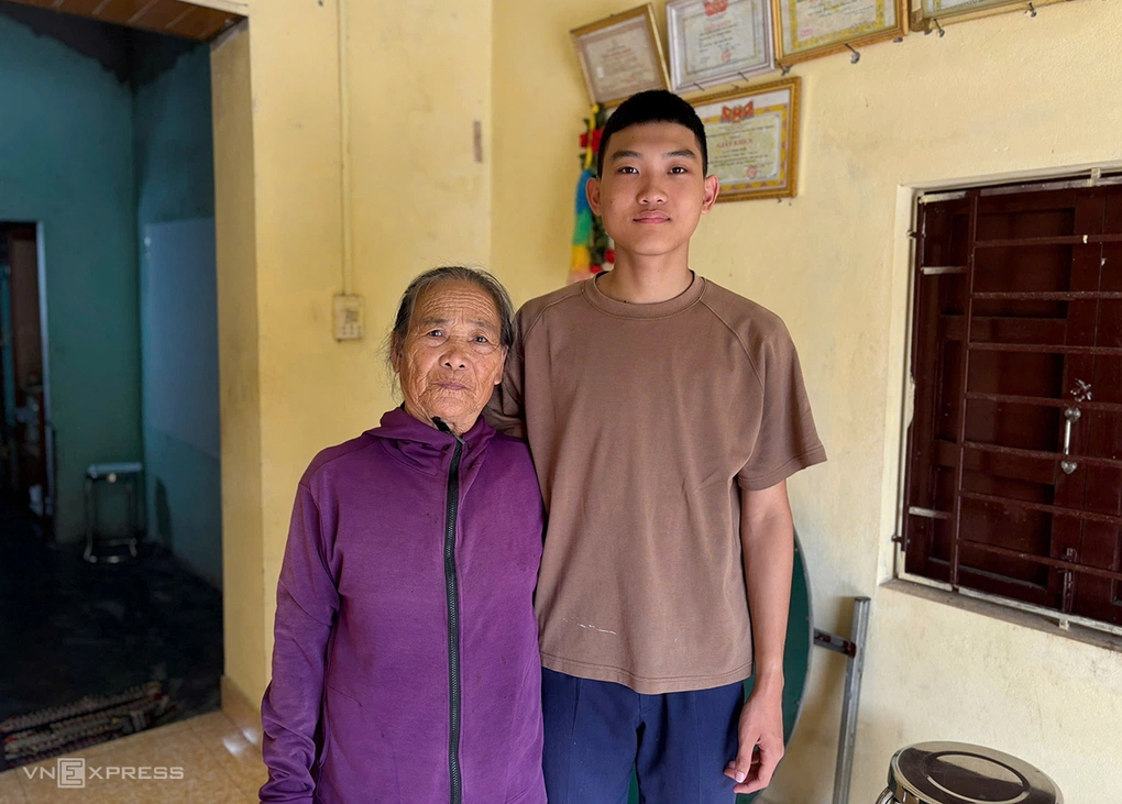 Lê Thanh Hoàn cùng bà ngoại.