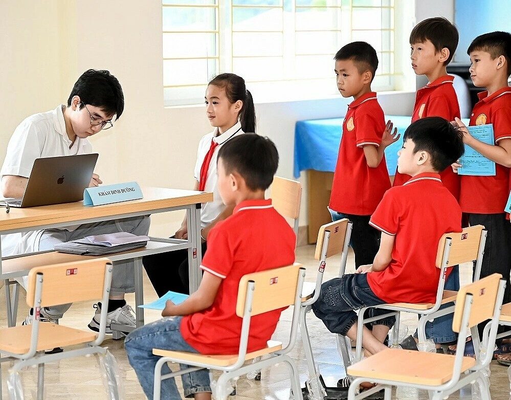 Các em học sinh được đoàn bác sỹ Bệnh viện Đại học Y Hà Nội khám sức khỏe tổng quát, tư vấn và cấp phát thuốc theo chỉ định.
