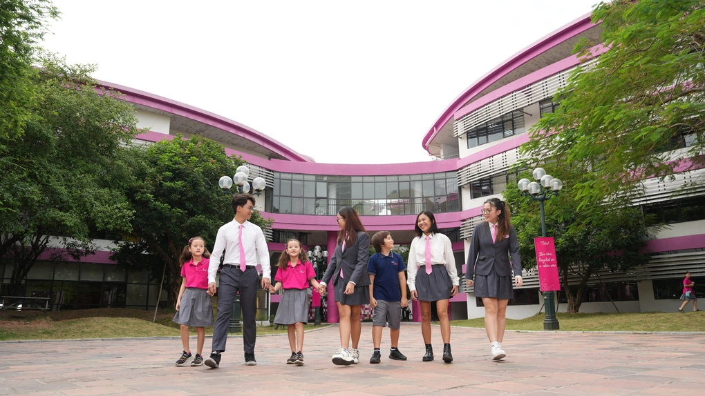 Học sinh TH School bên trong khuôn viên trường.
