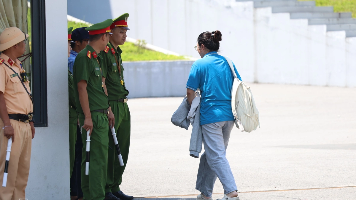 An ninh nghiêm ngặt trước kỳ thi lại tốt nghiệp ở Tuyên Quang