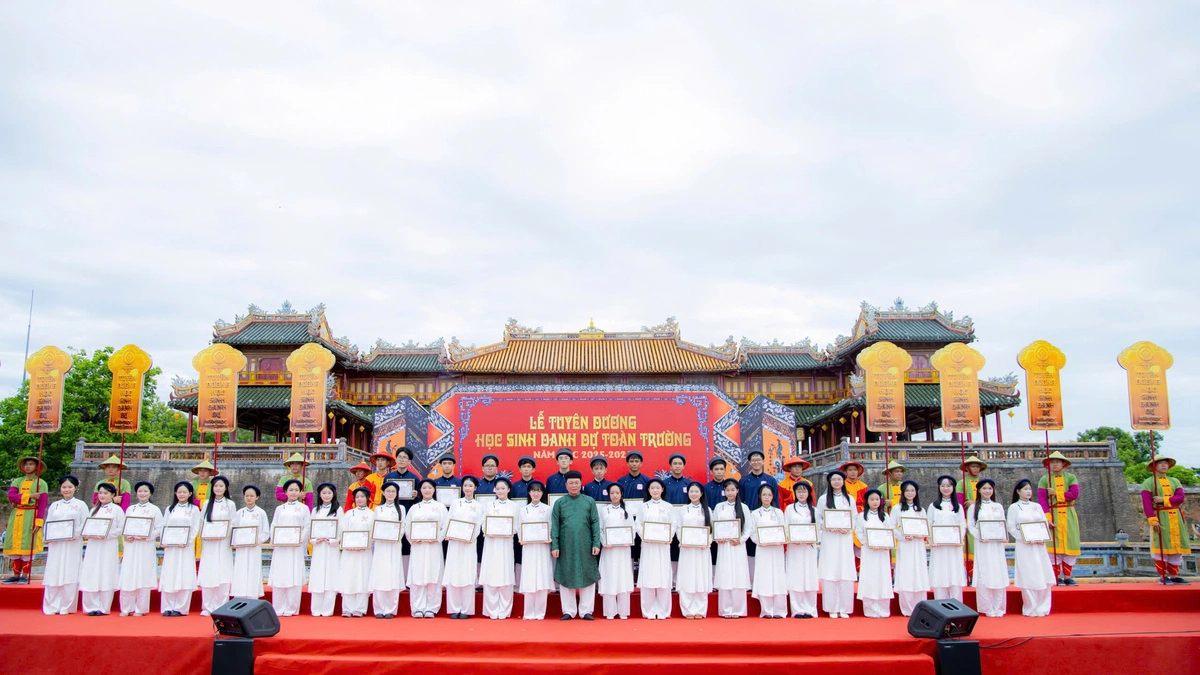 Tuyên dương học sinh giỏi trong lễ truyền lô triều Nguyễn